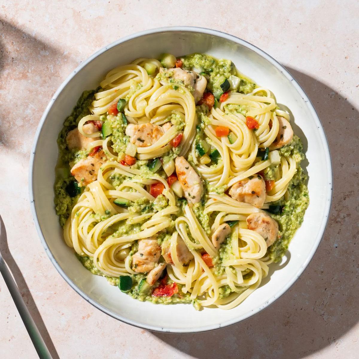 Foto eines möglichen Gerichts aus der Pling: Linguini Avocado-Limette mit Basilikum-Hähnchen von JUIT